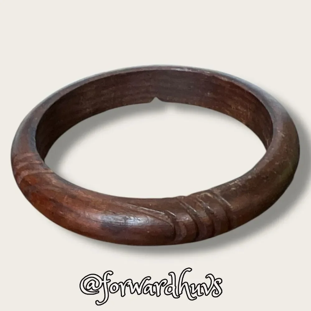 Carved Wooden Bangle Bracelet – Natural and Elegant